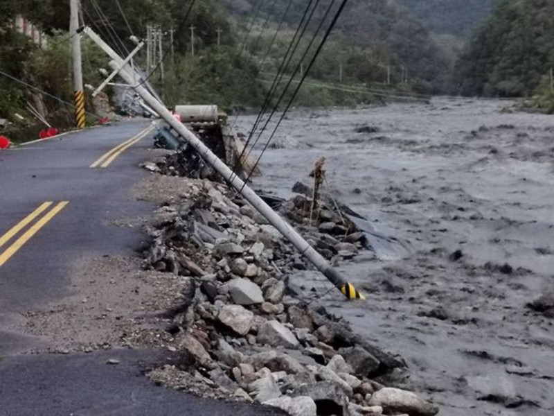 宜蘭縣南澳鎮因豪雨導致溪水暴漲，掏空路基，造成多條道路災情慘重。   圖：南澳鄉公所／提供