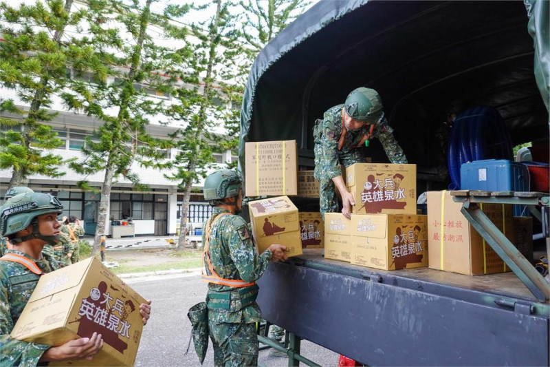 國軍積極參與救災，協助國人恢復日常生活步調。   圖：國防部第二作戰區提供