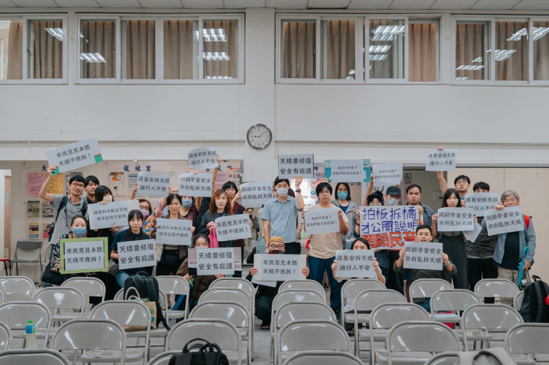 經「守護和平新生天橋」團體強烈要求，北市府終於在拆除日的前3天（11/1）舉辦了「第一場」說明會，居民、保留團體反對拆除天橋，批拆除論點薄弱、程序嚴重瑕疵。   圖：「守護和平新生天橋」團體提供