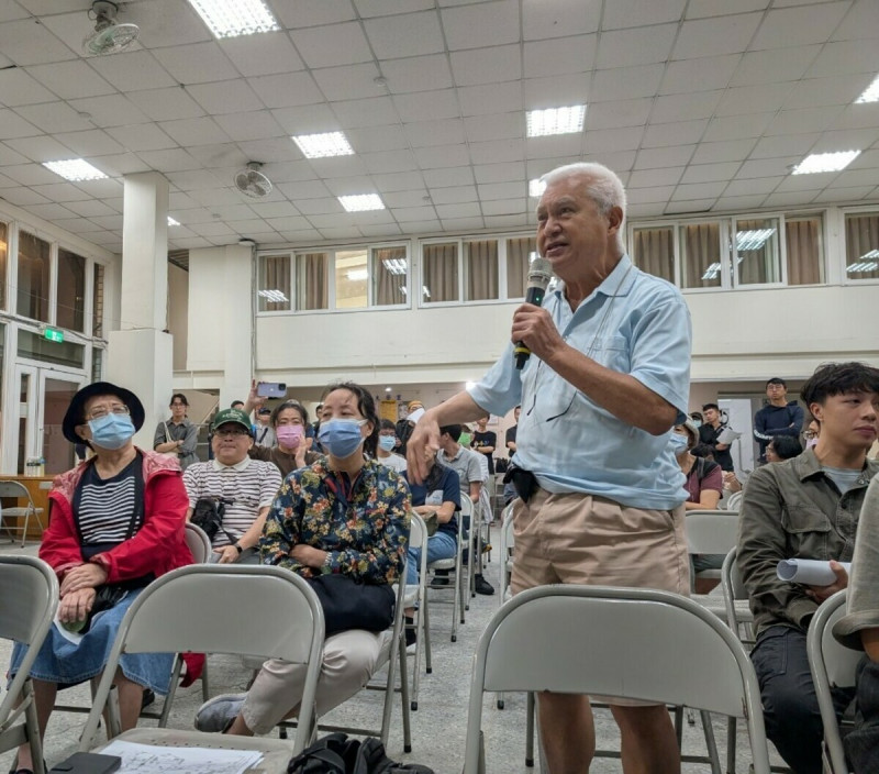 82歲居民出席說明會，反對拆和平新生天橋，發言後憤而離席。   圖：「守護和平新生天橋」團體提供