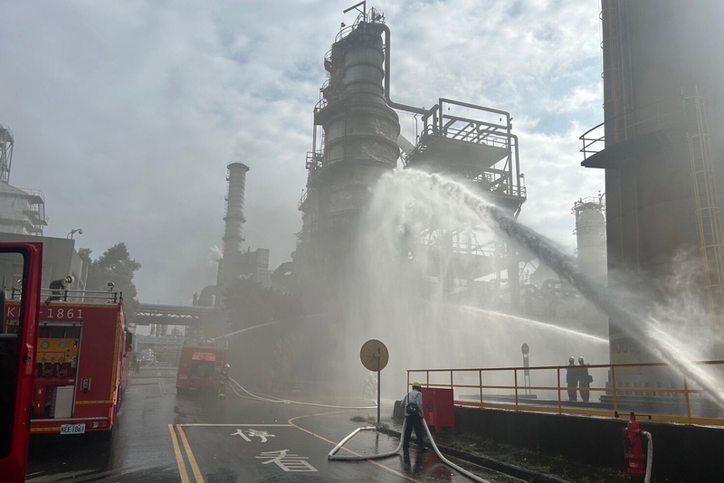 台灣中油公司桃園煉油廠3日上午發生火警，桃園市消防局獲報立即出動人車前往搶救，火災現場為戶外鐵皮鋼構塔形建築物，高度20公尺，起火層為第2層。   圖：中央社/桃園市消防局提供