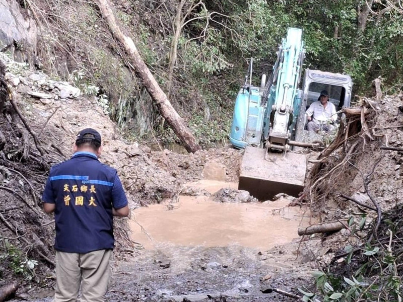 因康芮颱風影響，尖石鄉司馬庫斯產道路上的 2 號橋被洪水沖毀，當地交通中斷。   翻攝自 楊文科 臉書