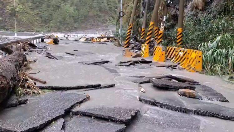 中橫便道青山段遭大水淹沒，道路也被沖斷，斷裂成塊狀。   圖：台電提供