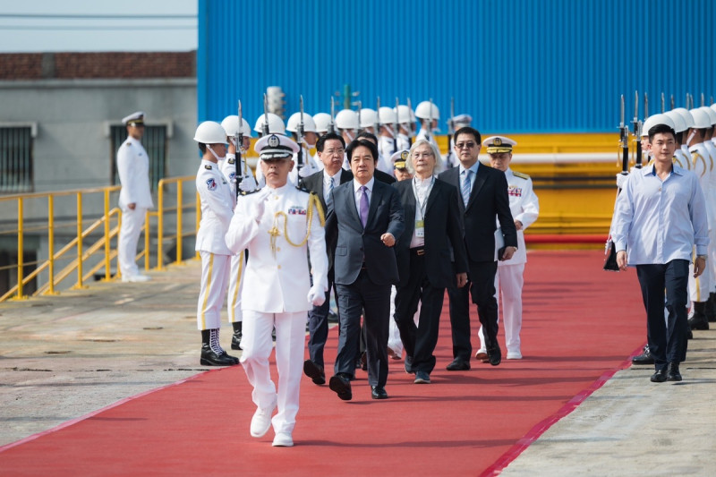 總統賴清德主持海軍輕型巡防艦「防空型原型艦」安龍典禮。   圖：總統府提供