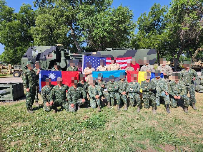 國防部 8 月派遣陸軍部隊士兵，前往美國奧克拉荷馬州的錫爾堡軍事基地，接受使用海馬斯系統的培訓。然而培訓的相關內容與參與士兵的照片，卻被公布在 Facebook 上，並遭到中國網友轉傳至國內。   圖：翻攝自 Ifx160219 微博帳號