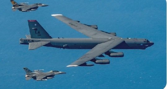 美國國防部長下令數架 B-52 轟炸機前往中東地區待命，以隨時反應突發事件。   圖：翻攝自X / 以色列戰爭 (Israel wars)