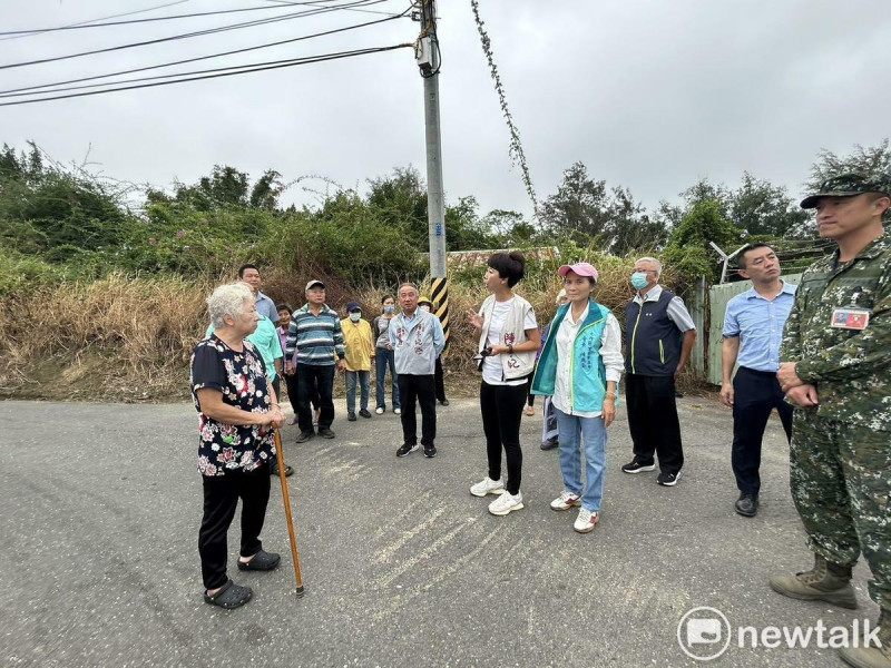 陳亭妃會同地方代表與軍方確認權責，希望軍方釋出土地，讓地方政府進行路形截彎取直的規劃，以解決道路安全問題。   圖：陳亭妃服務處提供