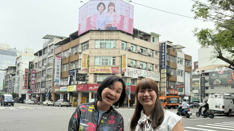 柯志恩(左)在高雄街頭掛上首面合體議員的看板。   圖：國民黨高雄市黨部提供