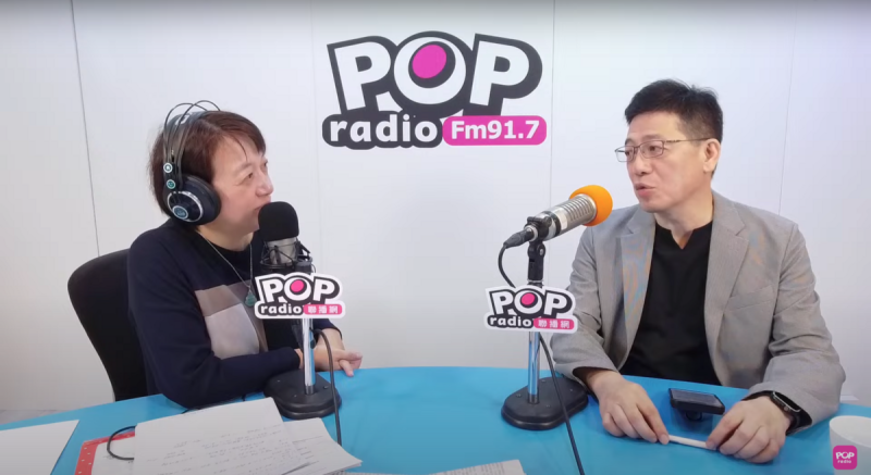 謝立功（右）接受邱明玉（左）在POP Radio《POP搶先爆》專訪。   圖：翻攝自POP Radio YT