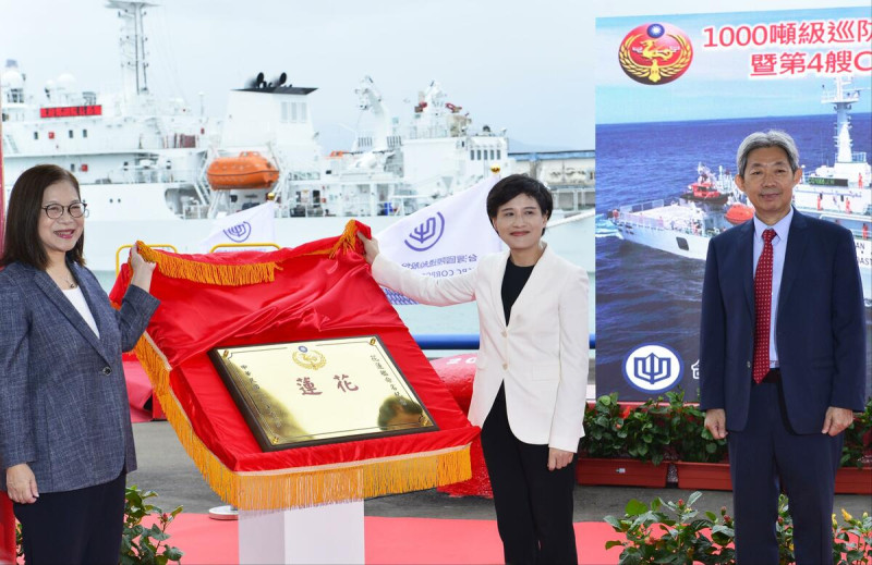 行政院副院長鄭麗君為海巡署1000噸級巡防救難艦「花蓮艦」命名、擲瓶。   圖：台船公司提供