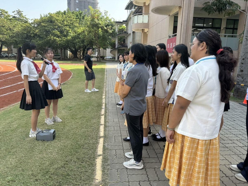 雄女以英訪為菲律賓學生進行校園導覽。   圖：高雄市教育局提供