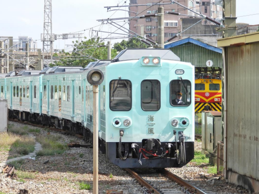 以甜點為主題的觀光列車海風號將於12月7日展開首航。   圖：台灣鐵路公司／提供