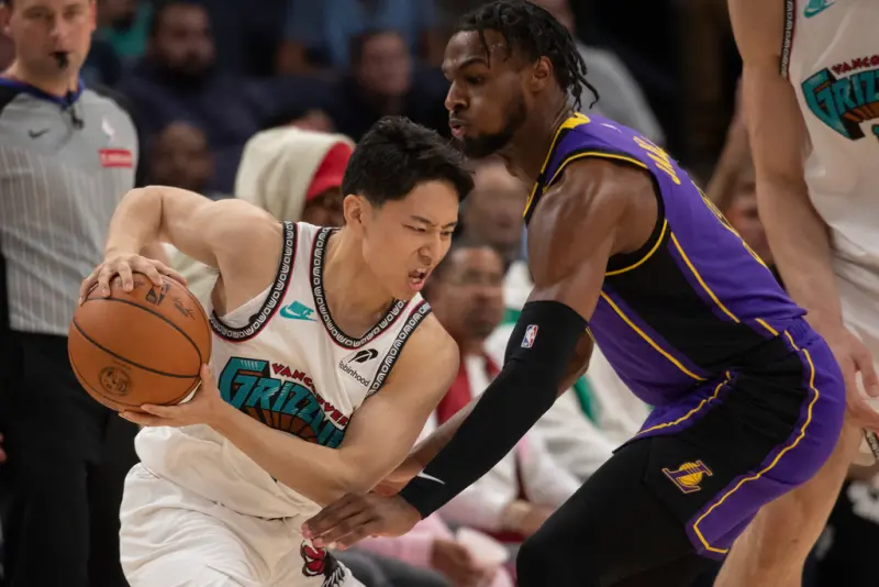 ▲NBA美國職籃曼菲斯灰熊今（7）日在主場迎戰洛杉磯湖人，灰熊日籍控衛河村勇輝此戰在第四節剩下1分56秒時被換上場，並在一波進攻過程中造成Bronny James的犯規站上罰球線。（圖／美聯社／達志影像）   