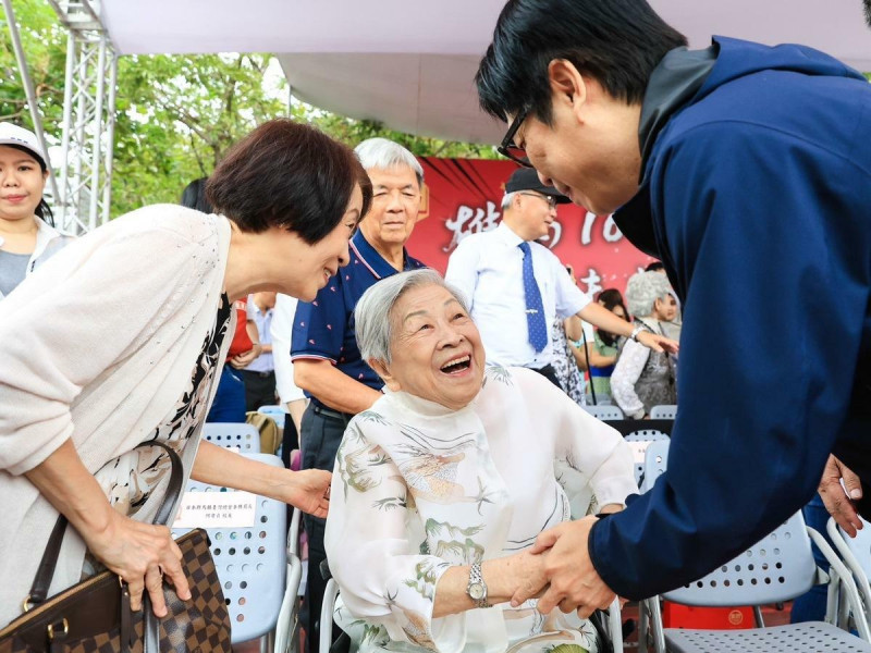 陳其邁(右)雄女百歲校友孫陳錦境(中)致意。   圖：高雄市政府提供