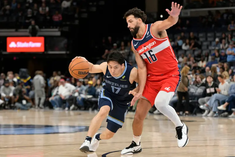 NBA美國職籃曼菲斯灰熊今（9）日在主場迎戰華盛頓巫師，此戰日籍後衛河村勇輝再度獲得上場機會，他先是上演相當精彩的「no looking pass」傳球，成功助攻隊友得到分數，隨後又在外線飆進三分球。   圖：達志影像／美聯社