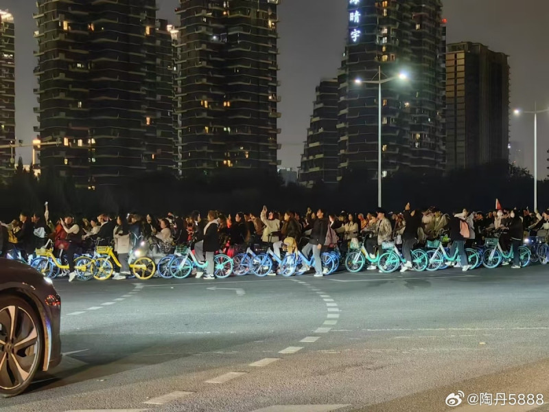 中國河南省鄭州大學生近期流行夜騎單車前往開封，昨晚傳出超過20萬人參與。   圖:翻攝自微博