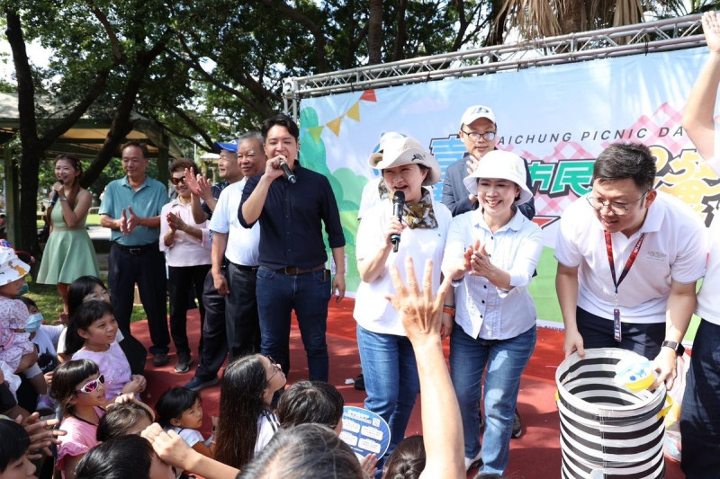 台中市長盧秀燕到東區樂成公園參加市民野餐日。   圖：台中市政府／提供