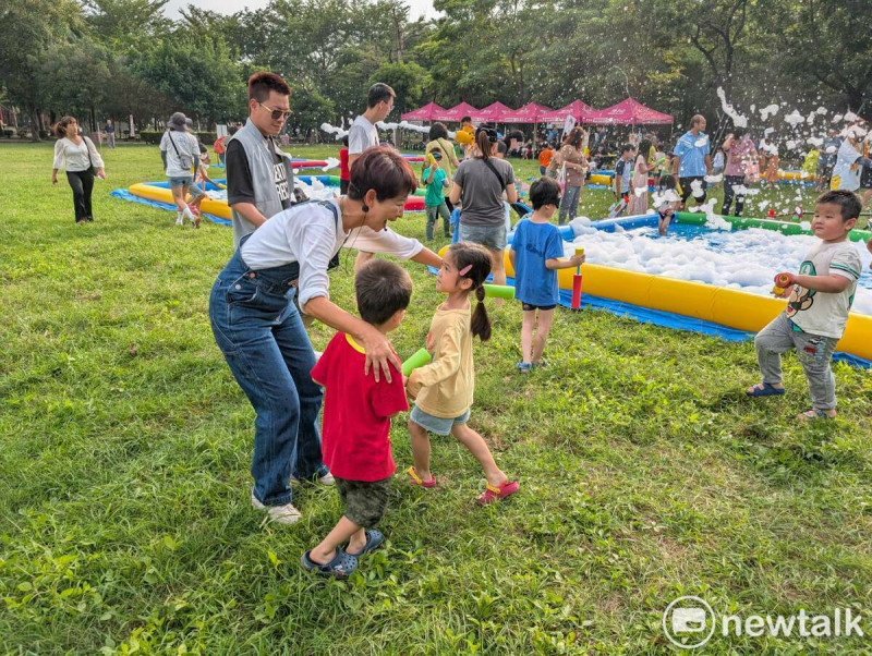 陳亭妃今日於水萍塭公園盛大舉辦「妃妃姐姐親水萌樂園」，吸引了大批家長帶著小朋友共襄盛舉。   圖：陳亭妃服務處提供