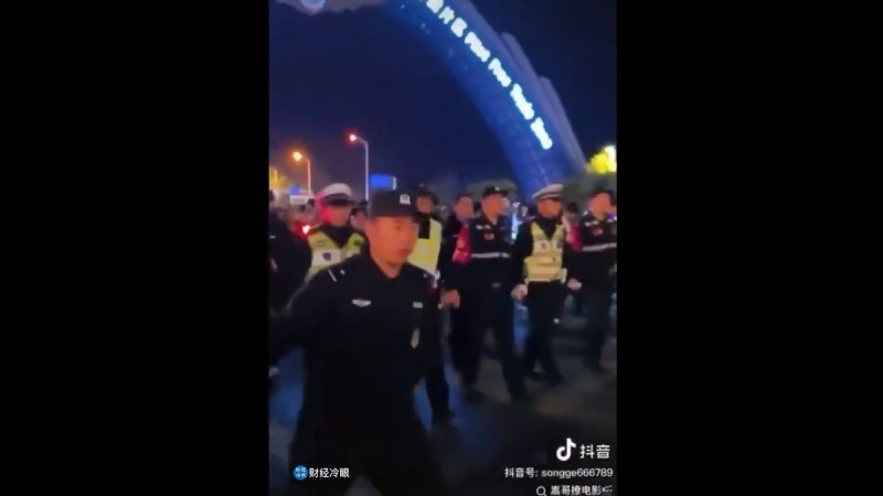 開封市政府也部署大量警力，應對即將抵達的夜騎大學生。   圖：擷取自 @xinwendiaocha X 分享影片