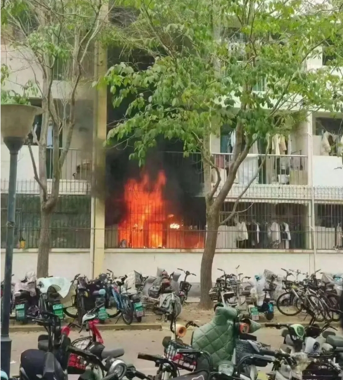 齊魯工業大學一宿舍發生火災，宿管員第一個逃跑，學生被閘機堵在宿舍，只能一個個刷臉出去，一樓窗戶被鎖無法打開，有學生一氧化碳中毒。   圖 : 翻攝自騰訊網