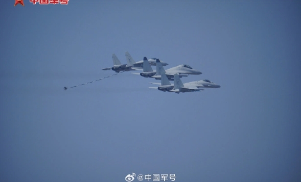 中國空軍殲-35A、殲-20 和由一架殲-15D 與兩架殲-15T 組成的海軍殲-15系列艦載機編隊在珠海航展依次亮相，場面相當壯觀。   圖 : 翻攝自中國軍網