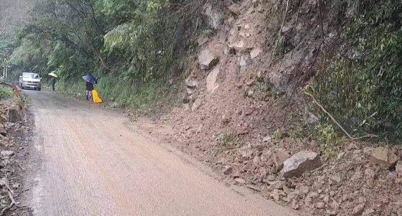 大雨不斷，農業部林業試驗所福山植物園，傳聯外道路有間歇性落石。   圖：福山植物園提供