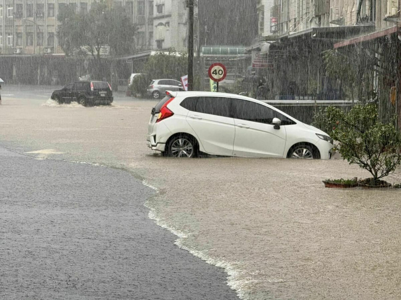 受東北季風及桔梗颱風外圍環流影響，宜蘭降下豪大雨，蘇澳傳多處積淹水。   圖：翻攝「臉書」張玉珊