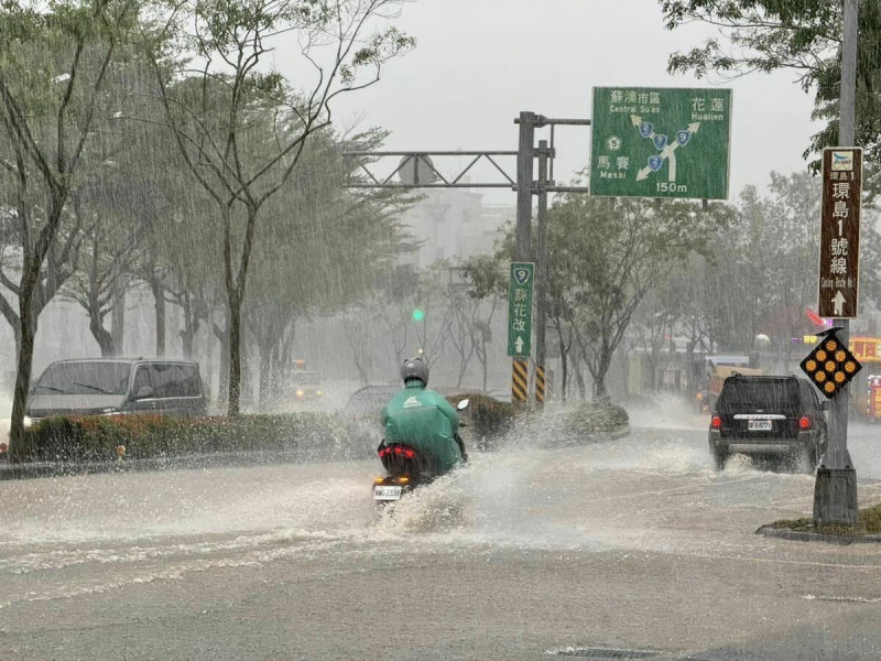 受東北季風及桔梗颱風外圍環流影響，宜蘭降下豪大雨，蘇澳傳多處積淹水。   圖：翻攝「臉書」張玉珊