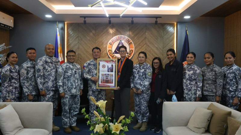 菲律賓海岸警衛隊指揮官加萬（中左）將從法國獲得40艘新型艦艇   圖：翻攝自菲律賓海岸警衛隊Ｘ