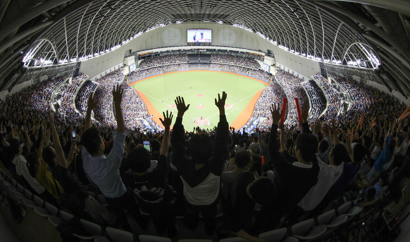 世界12強棒球賽B組預賽台灣隊首戰13日在台北大巨蛋交手韓國隊，台灣打線2局下有突破，靠著陳晨威滿貫砲、陳傑憲2分砲取得6比0領先。圖為陳傑憲開轟後，全場球迷嗨翻。   圖：中央社