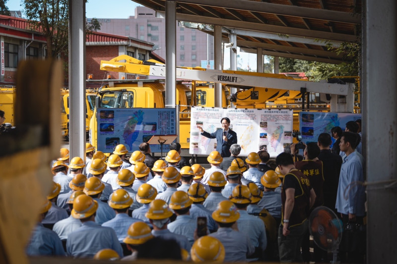 總統賴清德前往台電北南區處木柵配電中心，慰勉台電颱風搶修復電人員。   圖：總統府提供