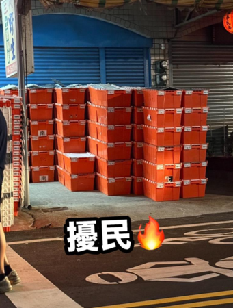 民眾發文抱怨蝦皮店到店直接將貨品擺放在騎樓，影響通行。   圖：翻攝自臉書爆料公社