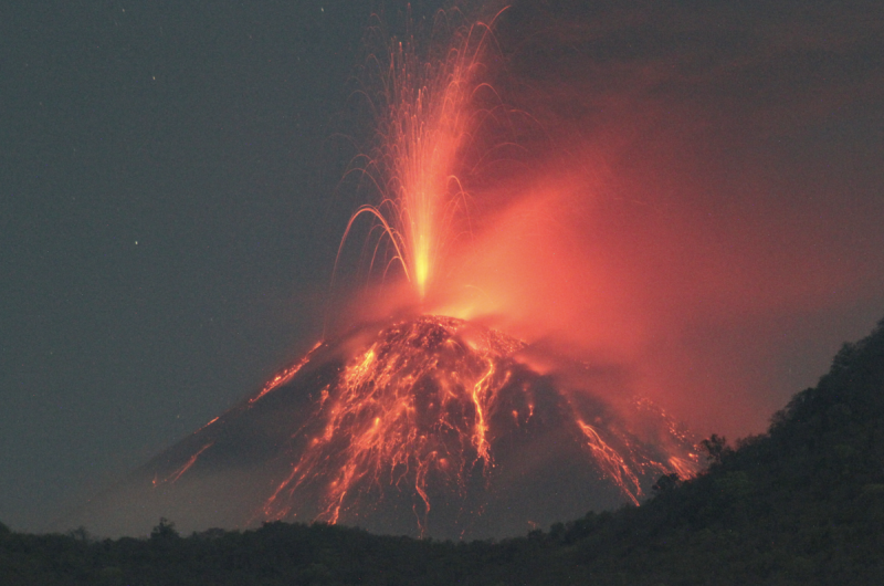 印尼佛羅勒斯島的勒沃托比火山突如其來的噴發，導致許多人在機場滯留數日遲遲無法離開。   圖：達志影像 / 路透社