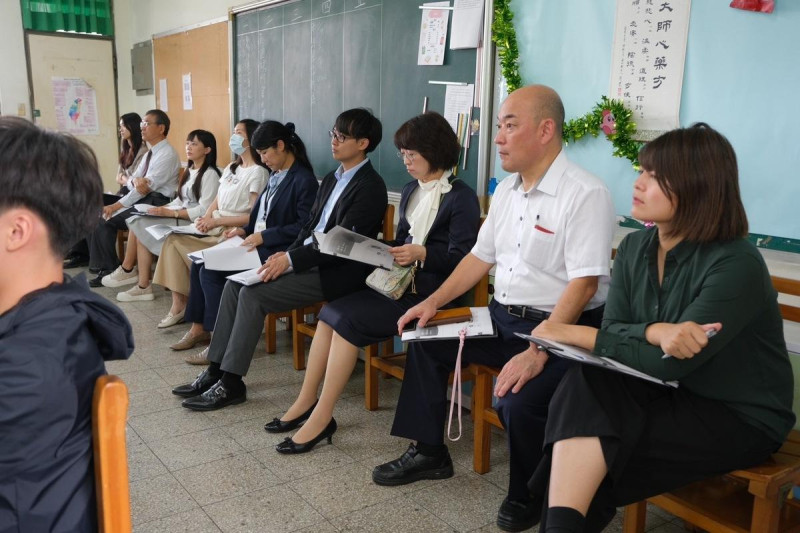 大阪東高校師生入校觀摩小港高中課程教學。   圖：高雄市教育局提供