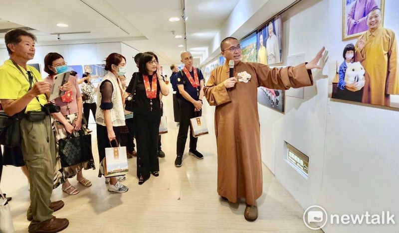 佛光緣美術館台南館今日隆重舉辦「五十三參─慧裴法師攝影巡迴展」開幕式。本次展覽以慧裴法師擔任都監院院長助理期間，所攝影的影像為核心，精選108幅作品，呈現修行歷程與人間淨土實踐之美，與會大眾共有175人參與。   圖：黃博郎／攝