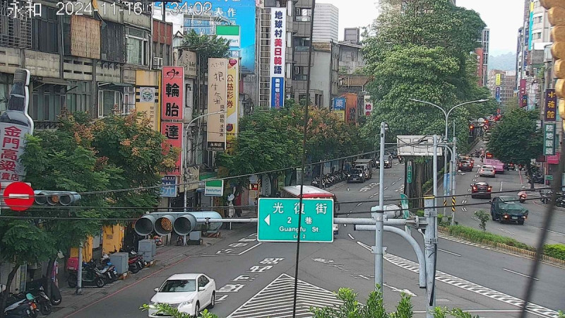 今日環境部長彭啟明貼出空品監測圖表示，風向轉變及雲雨帶接近，空氣品質轉好當中。   圖：翻攝自空品監測網