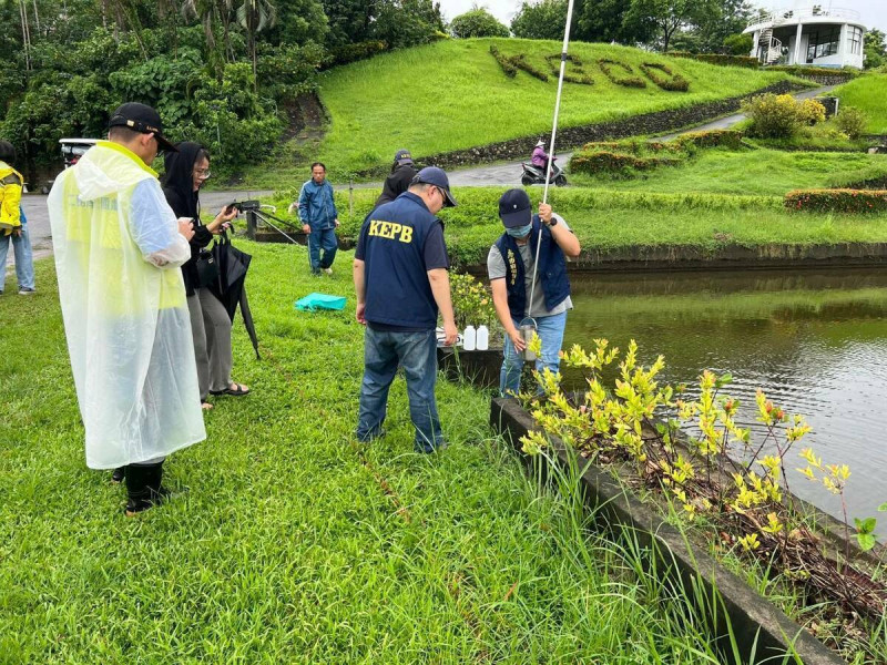 工務局及環保局至高雄高爾夫球場聯合稽查取水樣。   圖：高雄市工務局提供