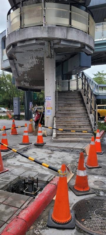 和平新生路口庇護島行穿線退縮施工。   圖：「守護和平新生天橋」團體提供