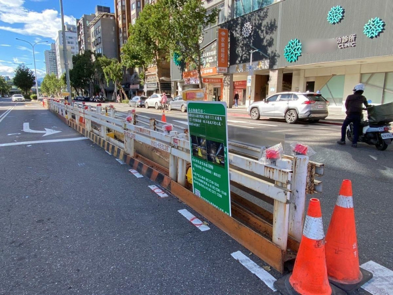 和平新生路口庇護島行穿線退縮施工。   圖：「守護和平新生天橋」團體提供