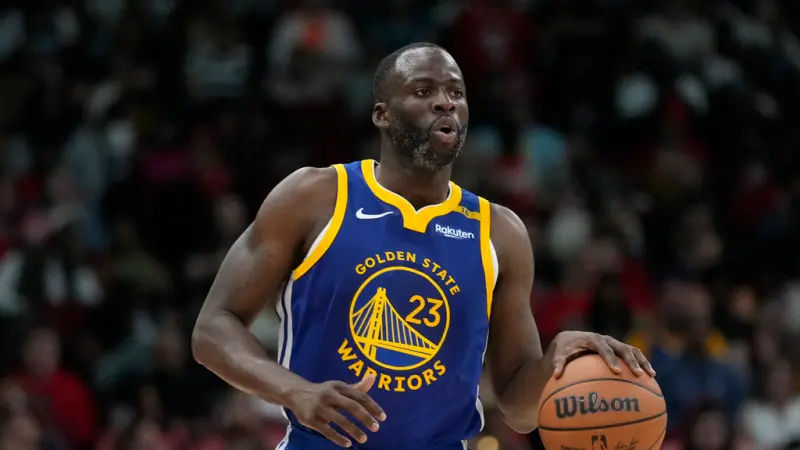 ▲金州勇士當家前鋒Draymond Green昨天對灰熊比賽故意用手肘和身體絆住「小姚明」周志豪（Zach Edey）的腳使其撲倒在地，今天收到聯盟改判為惡意犯規。（圖／美聯社／達志影像）   