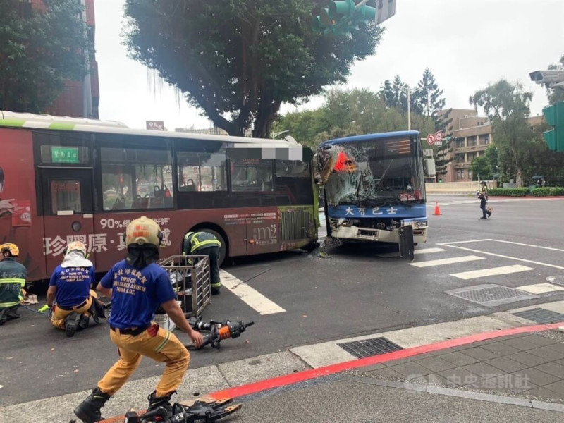 台北市中正區喜來登飯店前17日上午發生死亡車禍，停等行人的大都會客運遭後方大有巴士追撞，造成1名女行人被捲入車底送醫不治。   圖片來源: 中央社