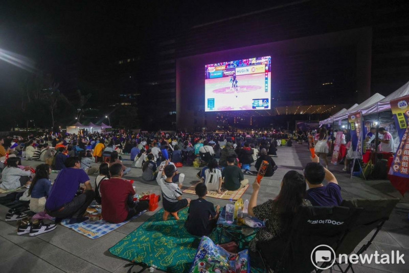 台中市政府廣場聚集數千球迷。    圖：唐復年/攝