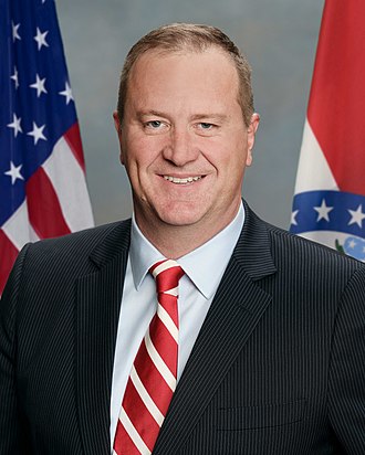 密蘇里州 (Missouri) 參議員施密特 ( Eric Schmitt ) 認為川普的選擇能推動改革，但也有參議員警告確認程序將面臨嚴峻挑戰。跨黨派的辯論持續升溫，乘為川普上任前最關鍵的政治考驗。   圖:擷自維基百科