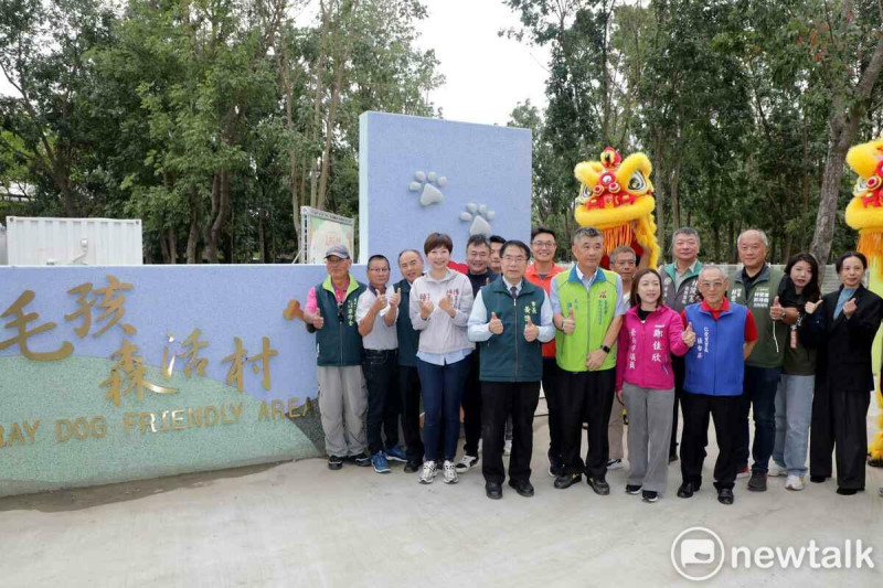 為解決地方人犬衝突問題，台南市政府於仁德區成功里打造全國首座由公部門設立的遊蕩犬暫置友善場域—「毛孩森活村」，並於今日落成啟用。毛孩森活村佔地約一公頃，除了提供收容設施外，還融入綠地休憩空間，未來將優先收容當地的遊蕩犬，收容量能約達200隻。   圖：台南市政府提供