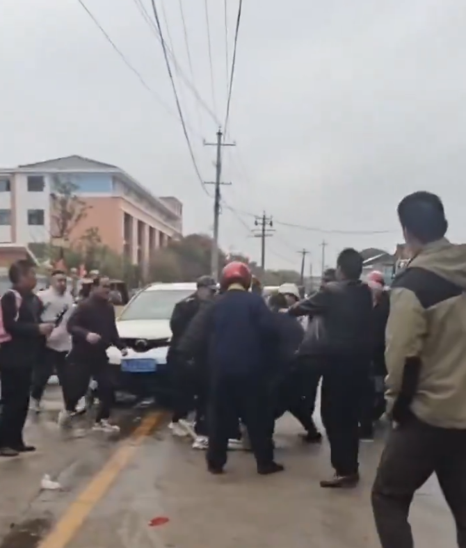 中國常德鼎城區永安小學今日發生開車惡意撞人事件。圖為駕駛被群眾毆打。   圖：翻攝自李老師不是你老師 X 帳號