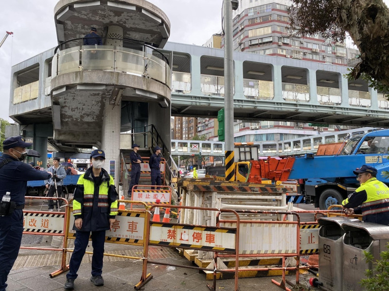 和平新生天橋突遭封，民團批蔣市府突襲。   圖：「守護和平新生天橋」團體提供