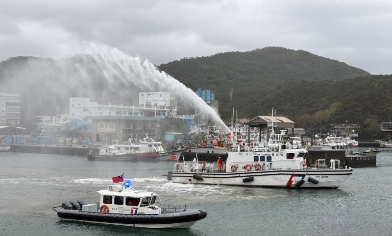 海巡署「CP-1075」沿岸多功能艇進駐澳底，PP-3591以水拱門迎接。   圖：海巡署提供