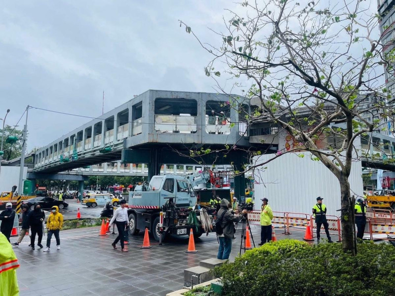 和平新生天橋遭拆除。   圖：守護和平新生天橋