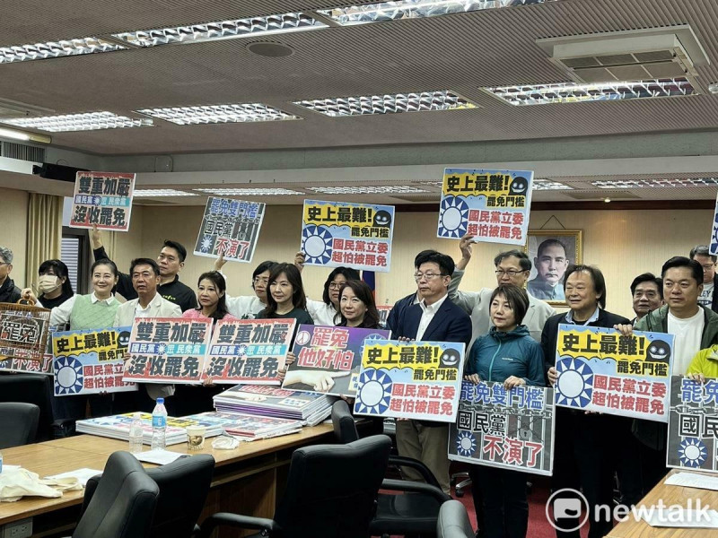 民進黨團為防國民黨提高罷免門檻，今日一早已霸佔內政委員會主席台。   圖：金大鈞/攝