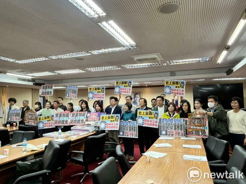 民進黨團今早已集結霸佔內政委員會主席台，為防國民黨選罷法修惡。   圖：金大鈞／攝